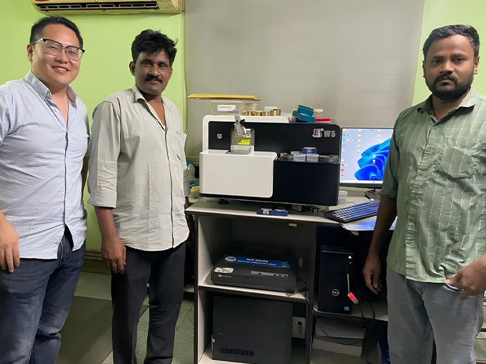 Espectrômetro de Emissão Óptica JINYIBO W5 Instalado em um Laboratório Metalúrgico Profissional na Índia