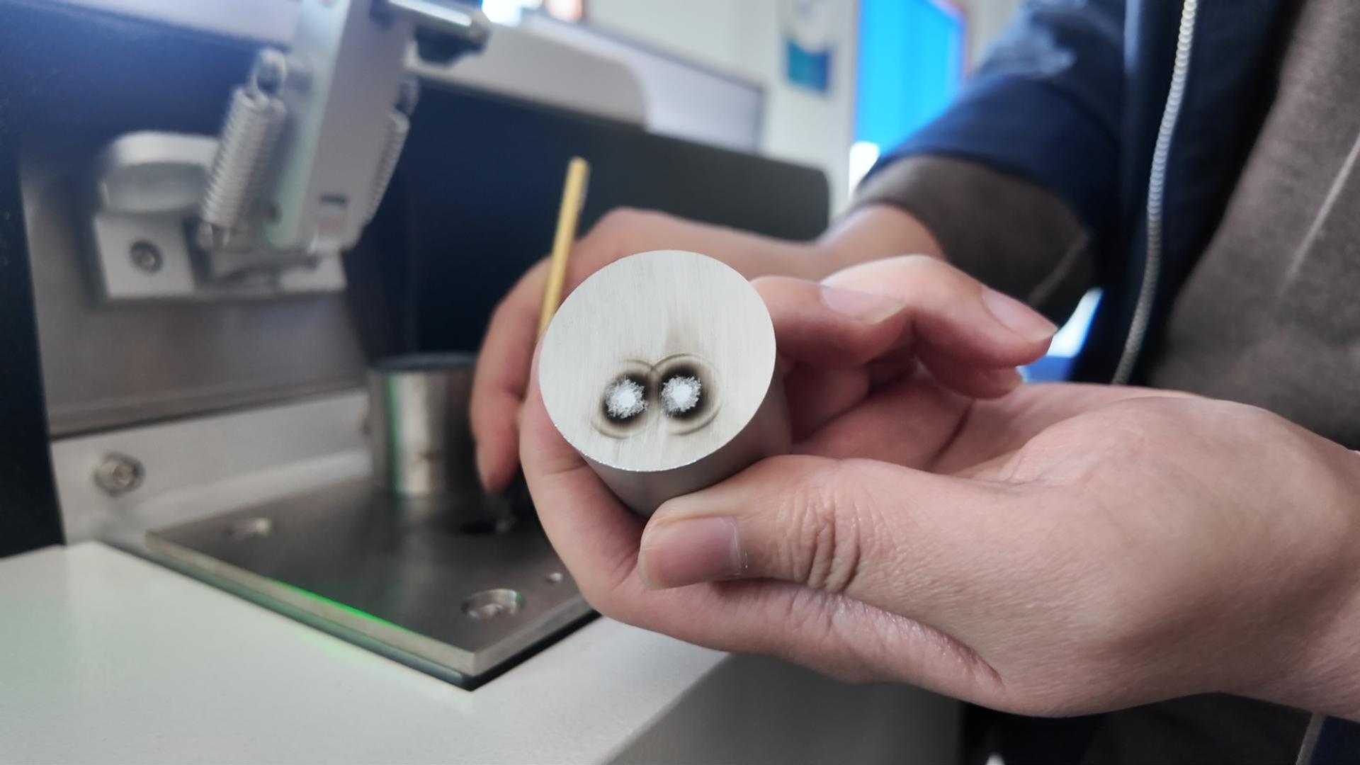 O espectrômetro de emissão óptica W5 é o mais avançado Arc/Spark-OES com desempenho excepcional.